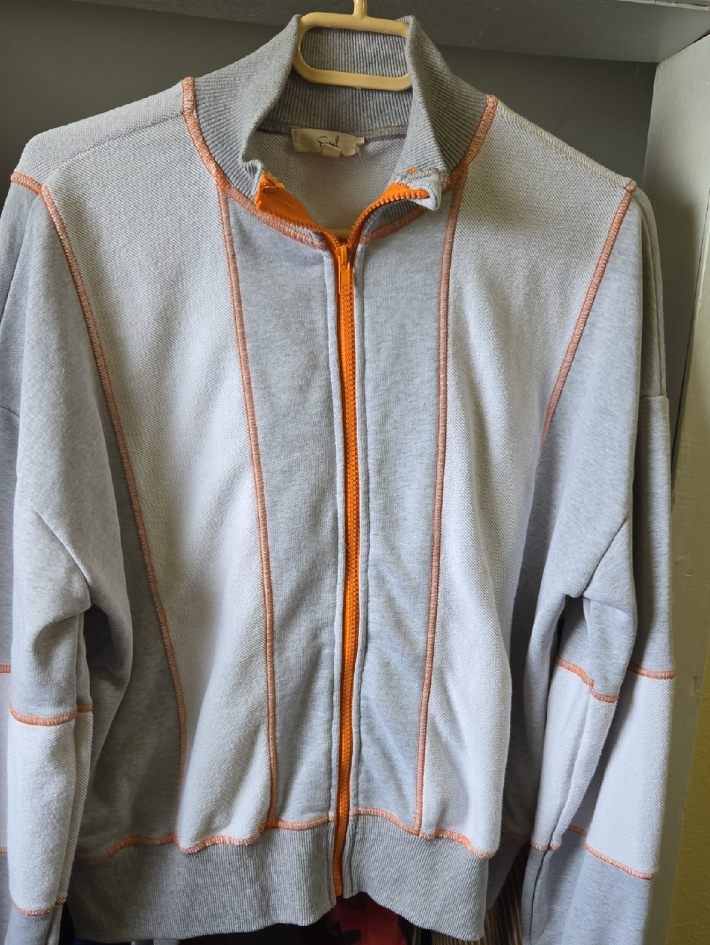 Easel zip up